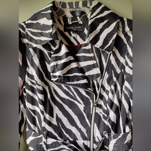 BRAND NEW Black Rivet Zebra Print Trench Coat with Belt - Picture 2 of 8